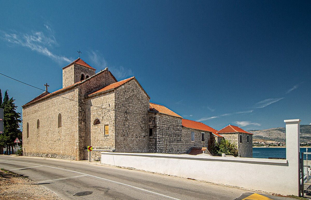Cerkev in samostan sv kriza arbanija