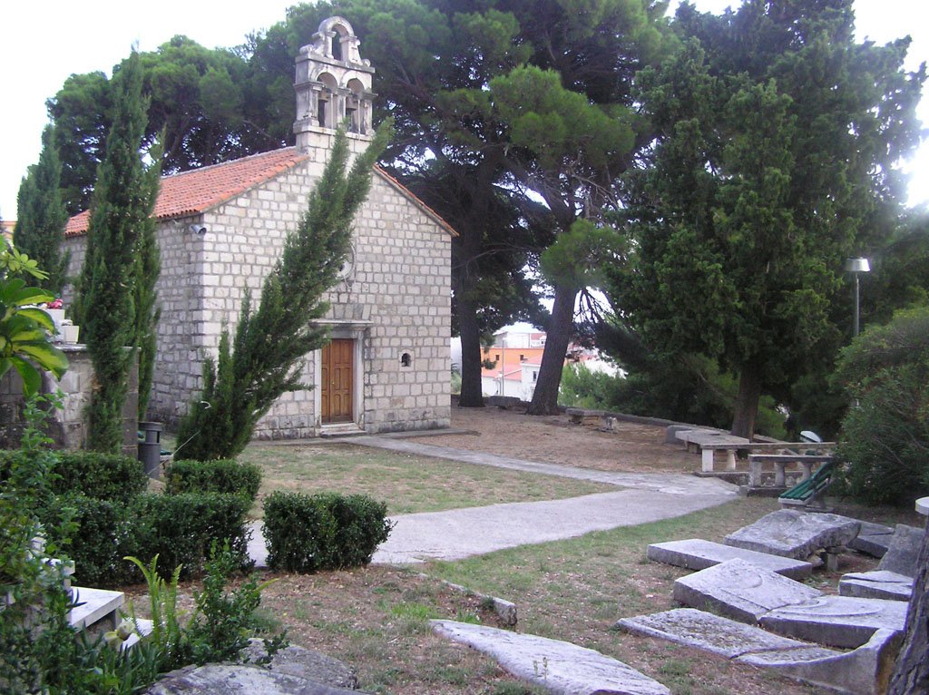 Cerkev male gospe in pokopalisce tucepi
