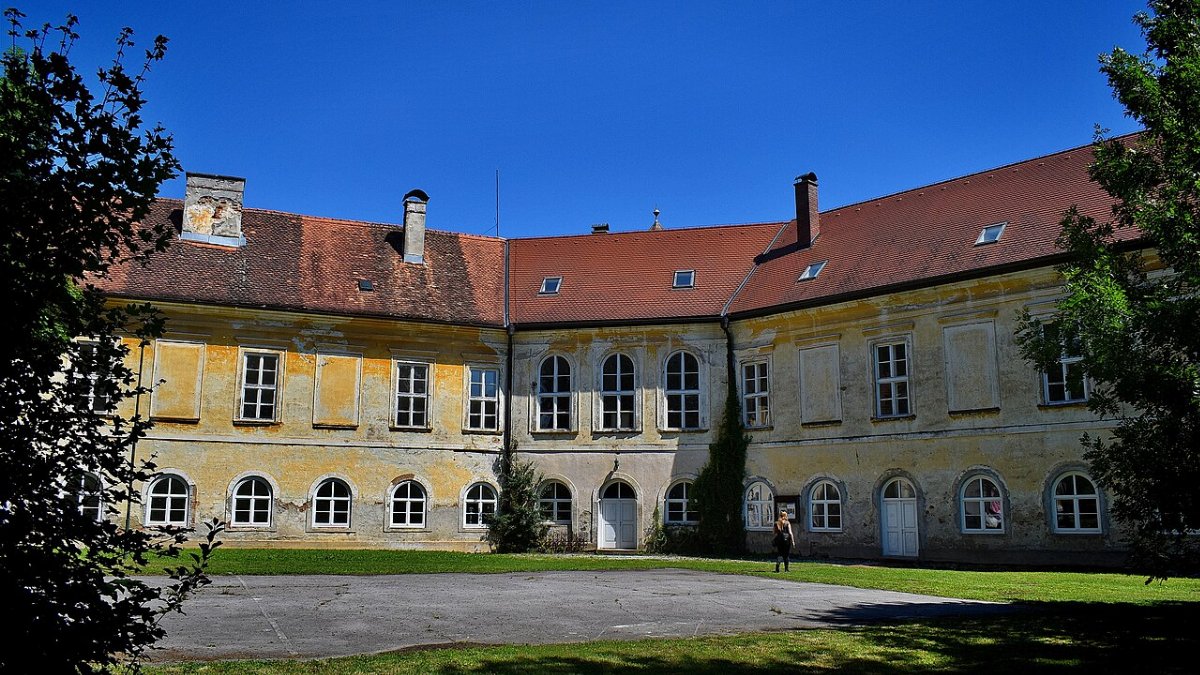 Dvorec na trgu hrvaske kraljice jelene sveti kriz zacretje