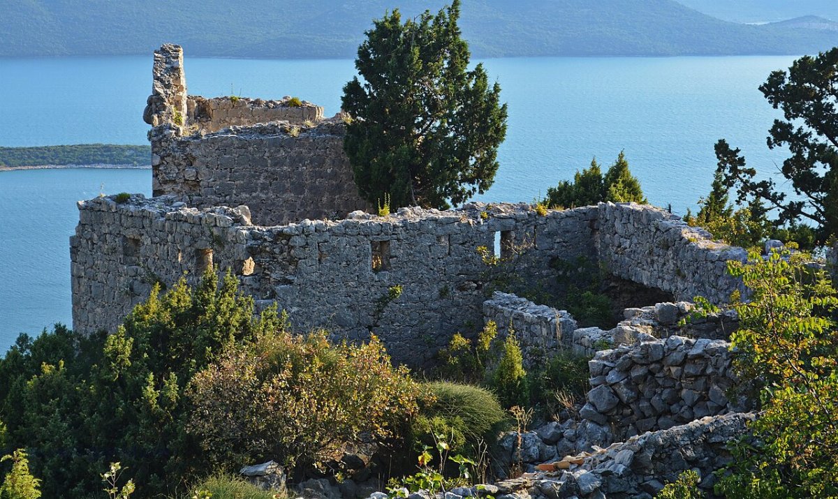 Utrdba smrdan grad s cerkvijo gospe velike slivno ravno